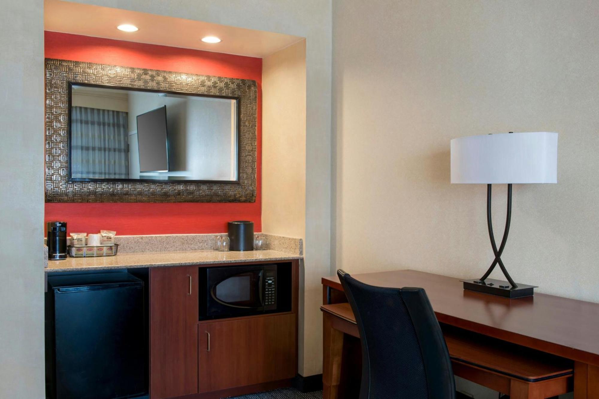 Courtyard By Marriott Mt. Laurel Hotel Mount Laurel Bagian luar foto