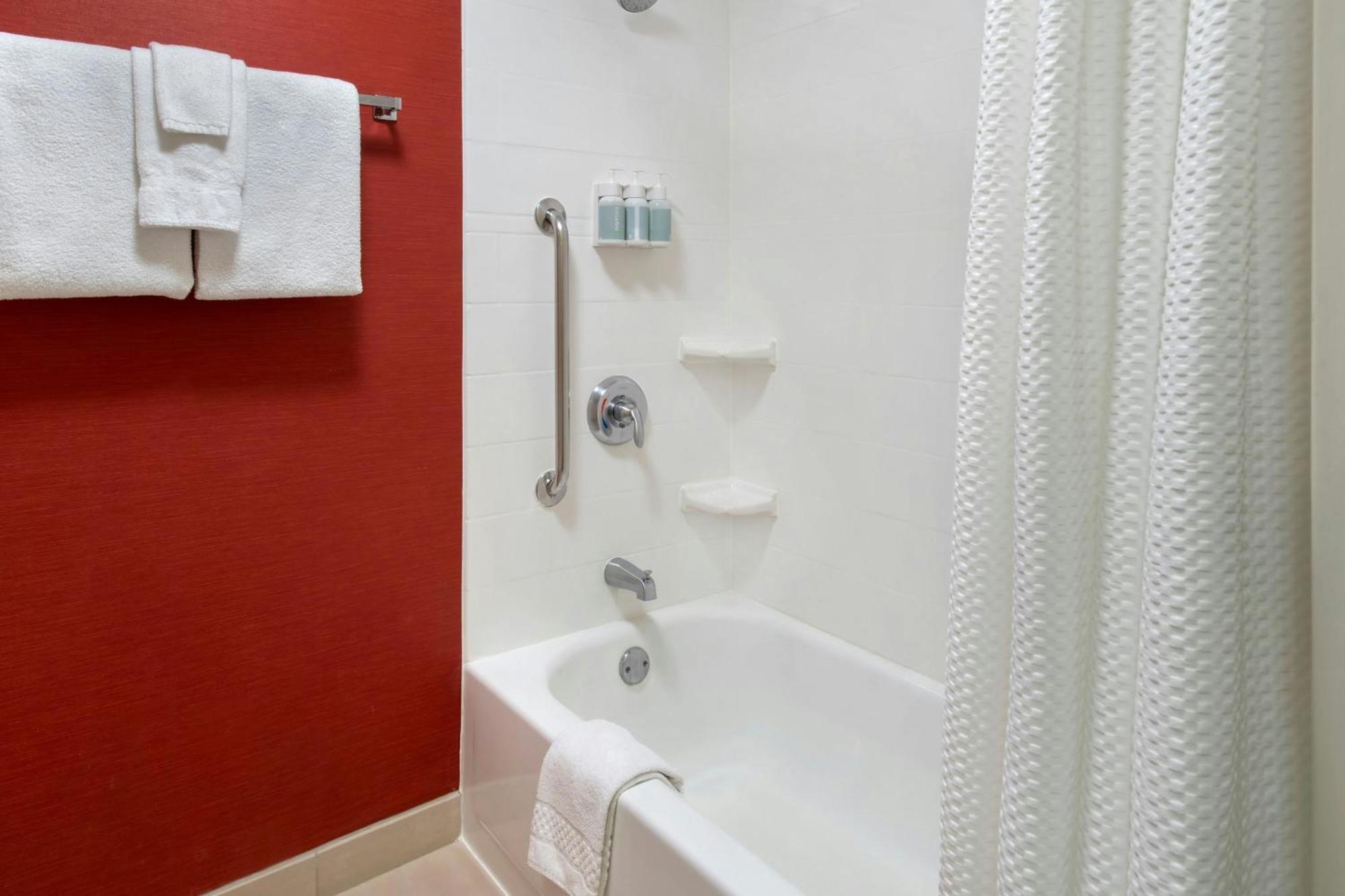 Courtyard By Marriott Mt. Laurel Hotel Mount Laurel Bagian luar foto