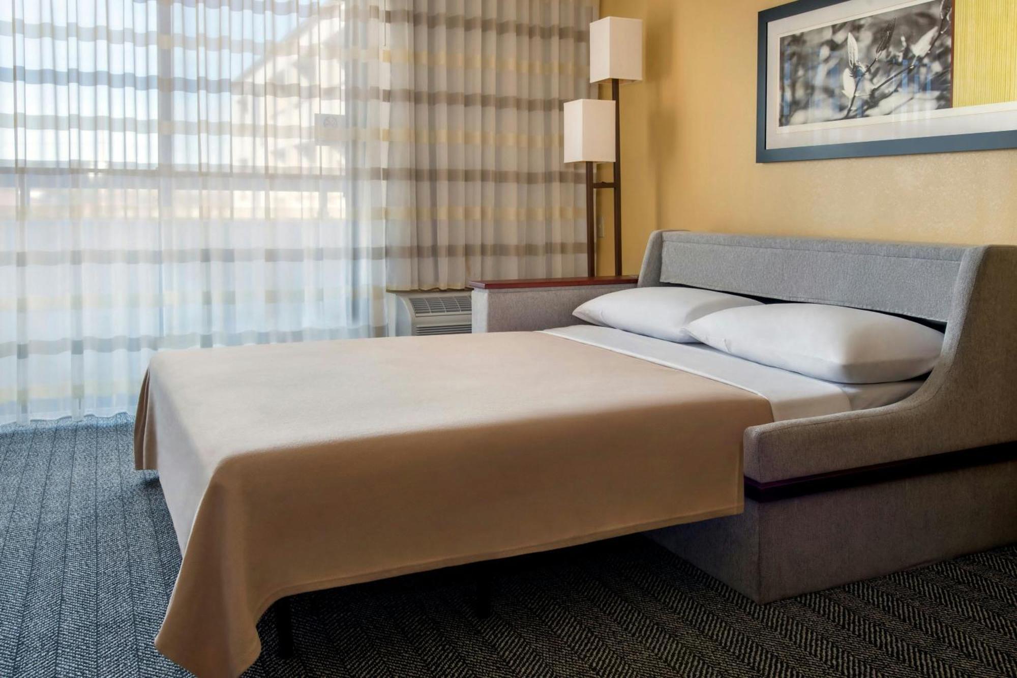 Courtyard By Marriott Mt. Laurel Hotel Mount Laurel Bagian luar foto