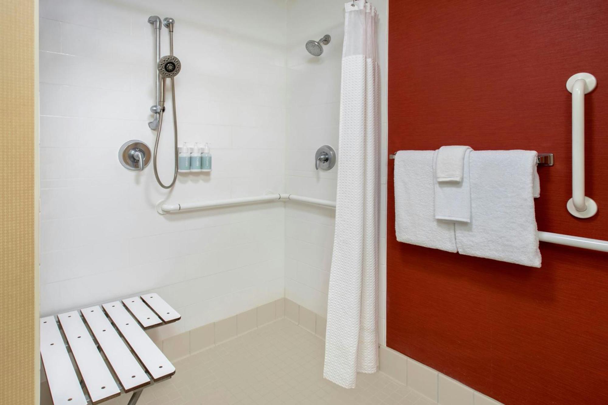 Courtyard By Marriott Mt. Laurel Hotel Mount Laurel Bagian luar foto
