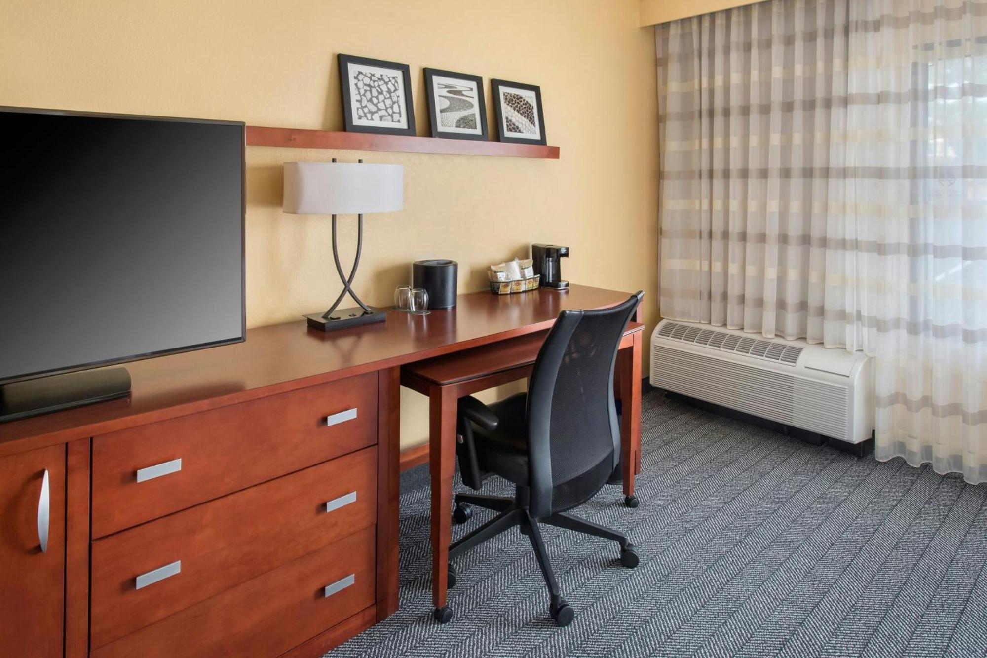Courtyard By Marriott Mt. Laurel Hotel Mount Laurel Bagian luar foto