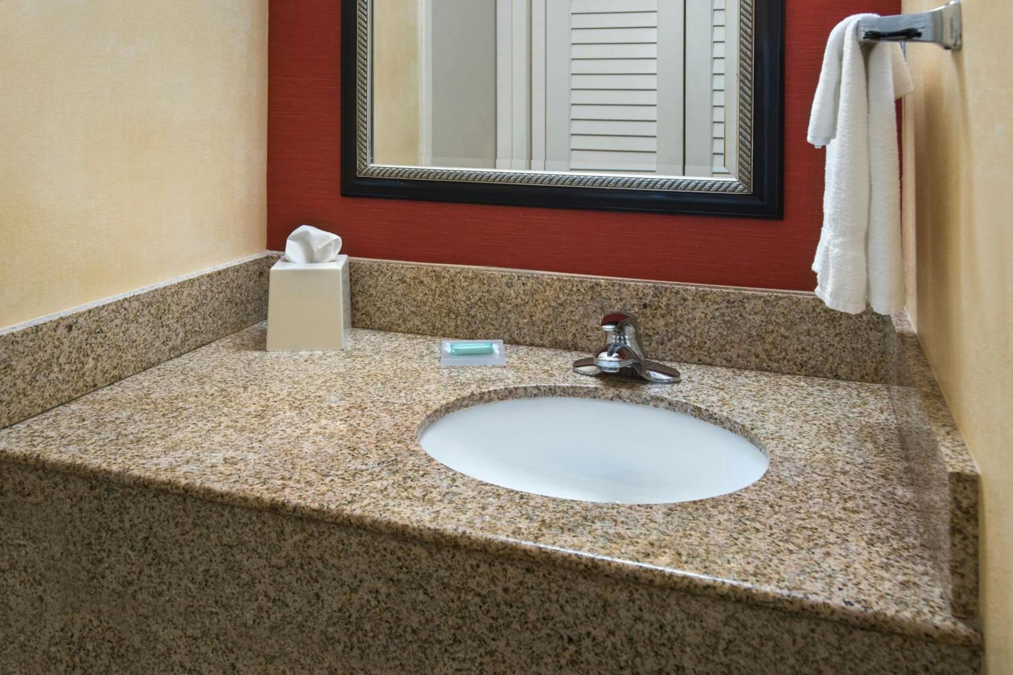 Courtyard By Marriott Mt. Laurel Hotel Mount Laurel Bagian luar foto